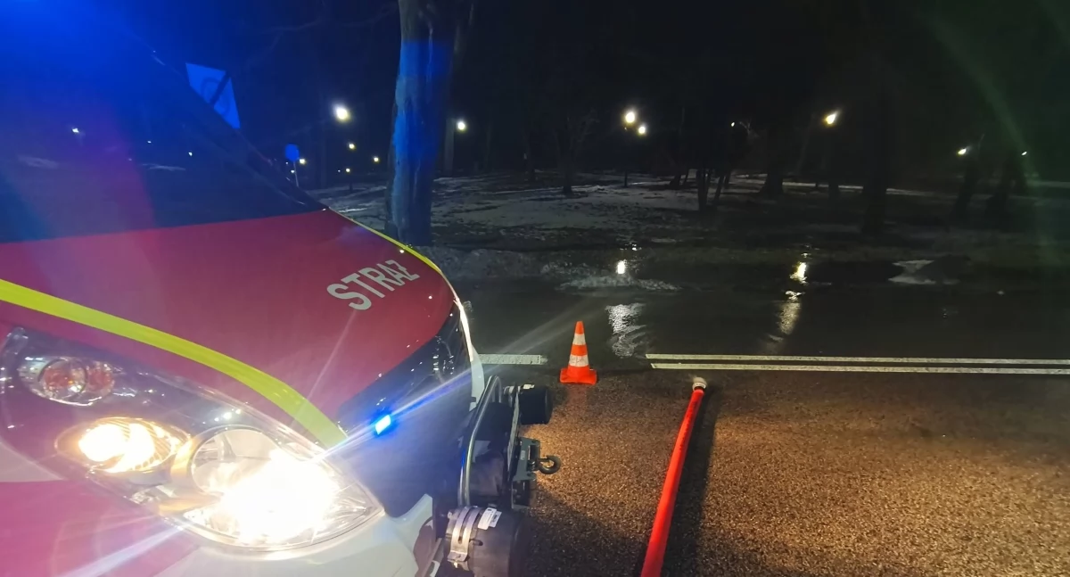 Interwencje straży pożarnej przy wypompowaniu wody z zalanych ulic w Nowym Dworze Mazowieckim (fot. OSP Ratownictwo Wodne)