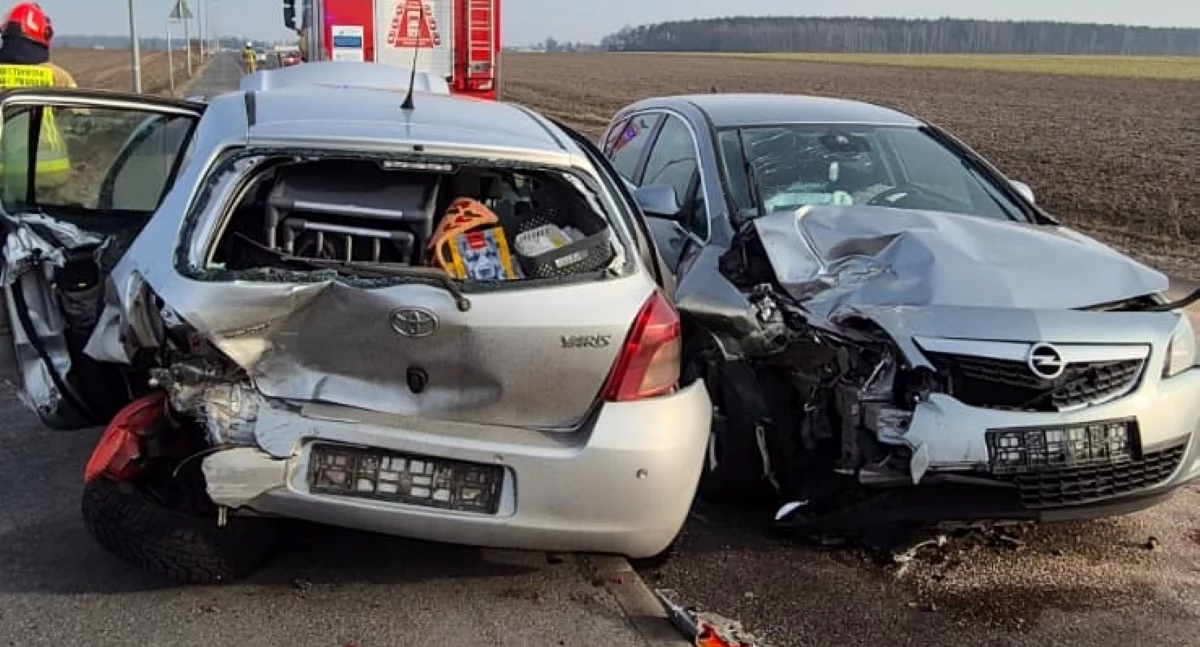 Zderzenie dwóch aut w Zakroczymiu (fot. KP PSP w Nowym Dworze Mazowieckim)