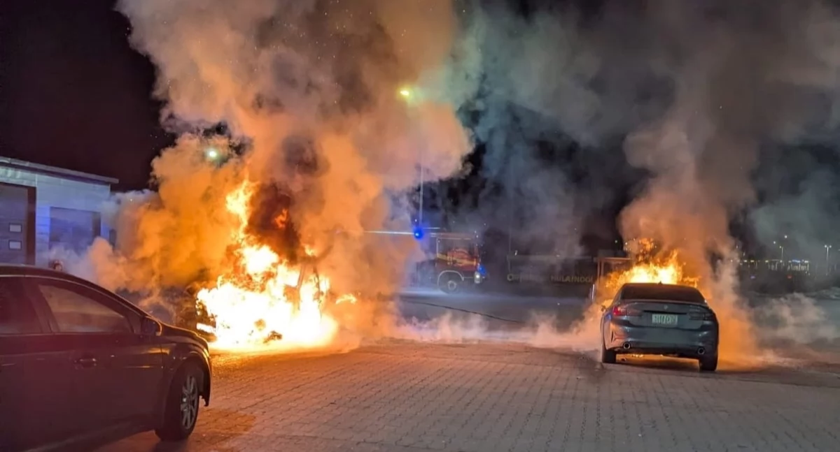 Pożar dwóch BMW na parkingu przy Morawicza (fot. KP PSP w Nowym Dworze Mazowieckim)
