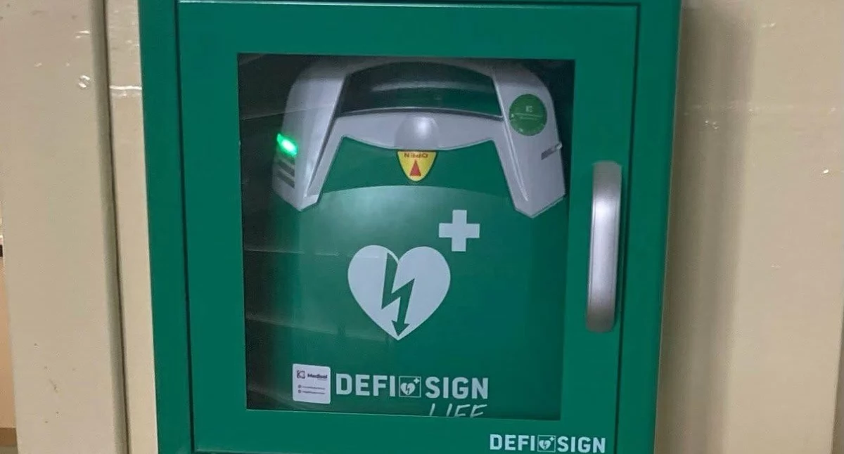 Defibrylator AED zamontowany w SP 1 w Nowym Dworze Mazowieckim (fot. SP 1 im. Świętego Jana Pawła II)