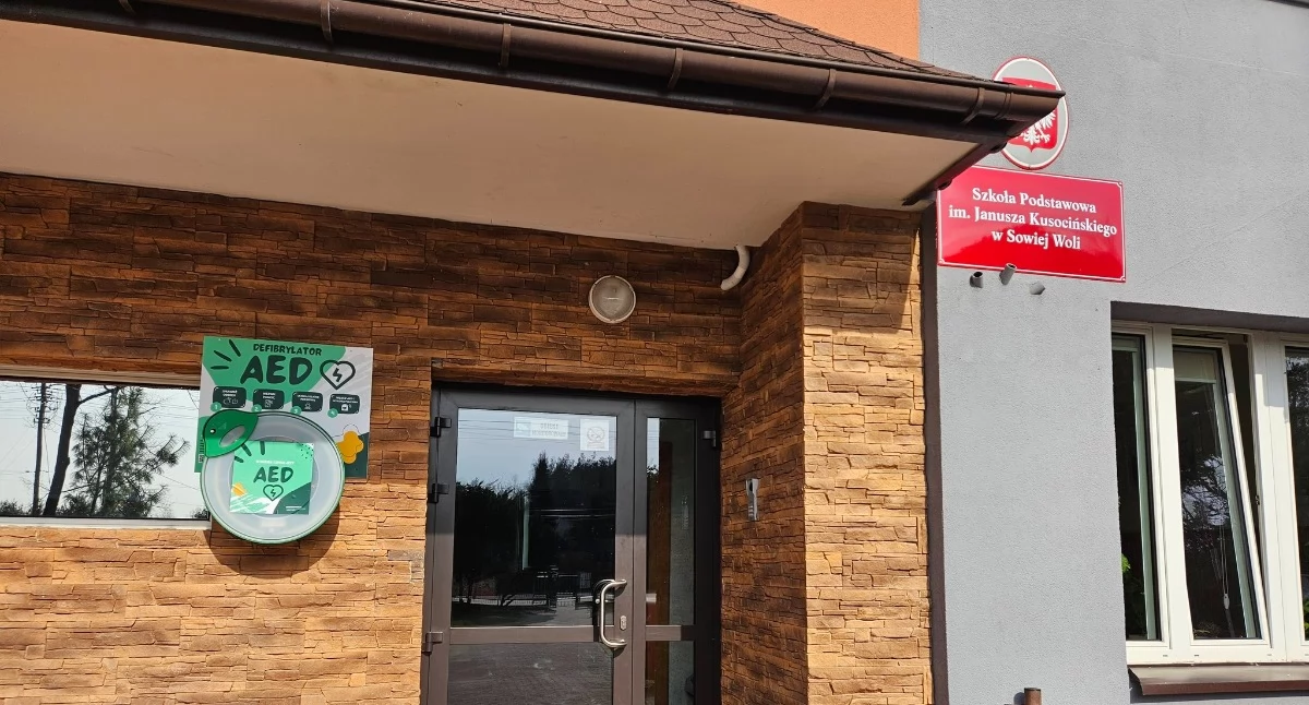 Defibrylator AED zamontowany na budynku Szkoły Podstawowej w Sowiej Woli (fot. SP w Sowiej Woli)