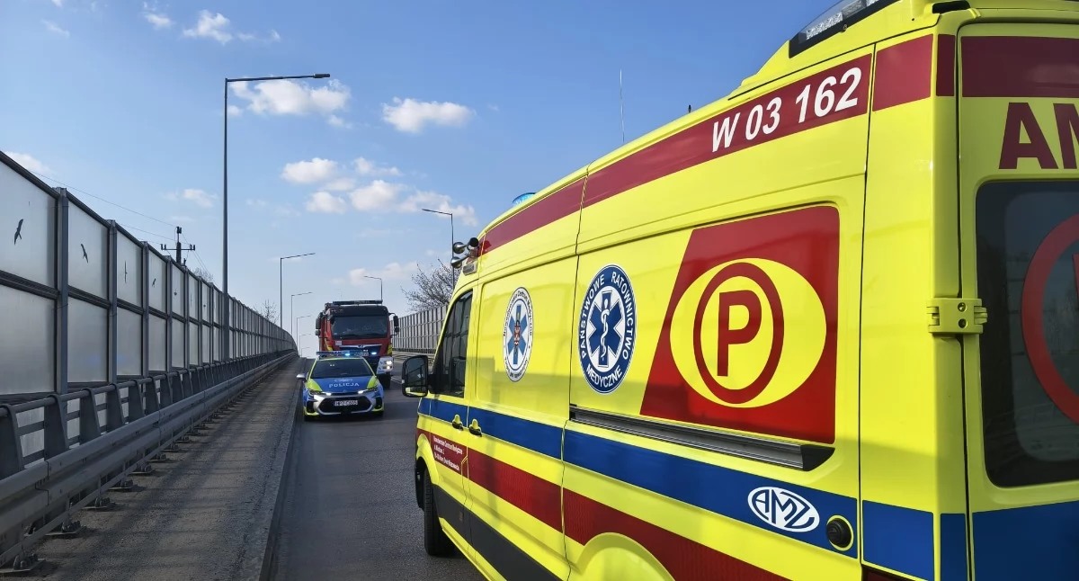 Wypadek rowerzysty na wiadukcie w Nowym Dworze Mazowieckim (fot. KP PSP w Nowym Dworze Mazowieckim)