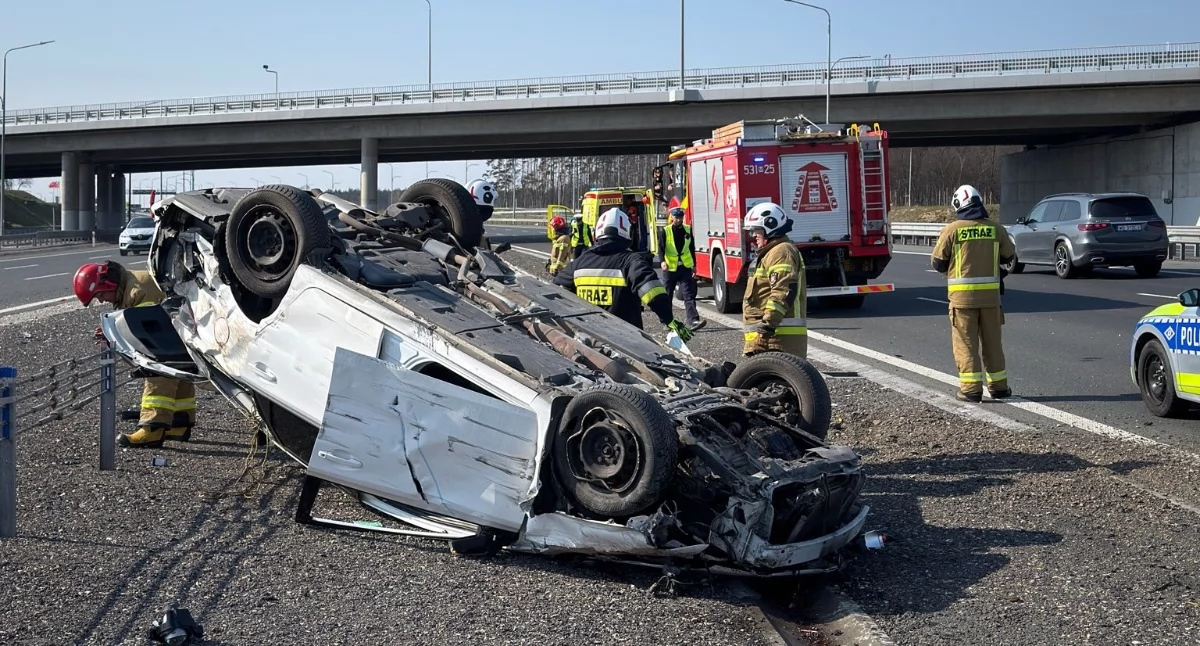 Dachowanie auta osobowego na trasie S7 w Zakroczymiu (fot. KP PSP w Nowym Dworze Mazowieckim)
