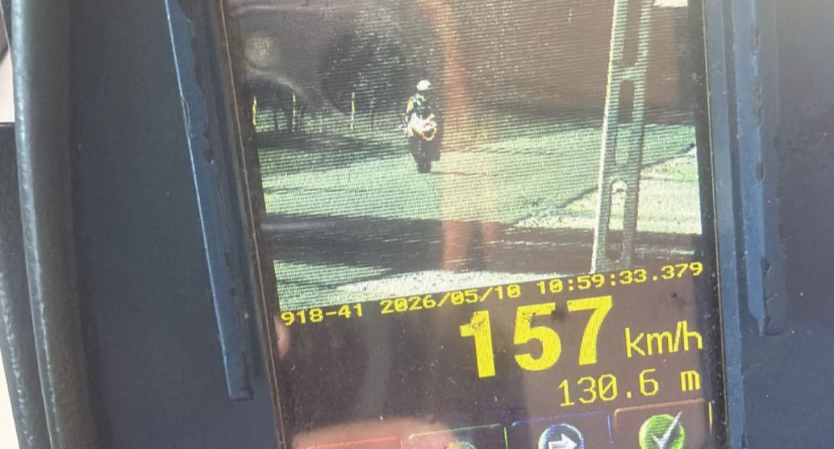 Służby, terenie zabudowanym letni motocyklista stracił prawo jazdy - zdjęcie, fotografia