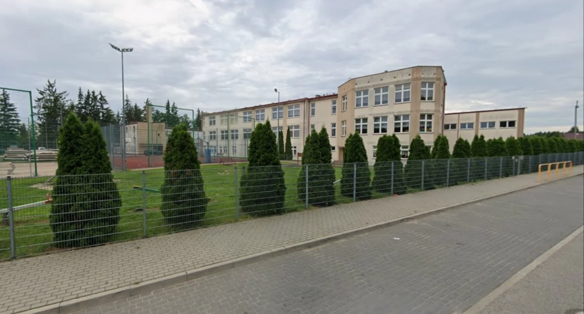 Szkoła Podstawowa im. Jana Pawła II w Leoncinie (fot. Google Maps)