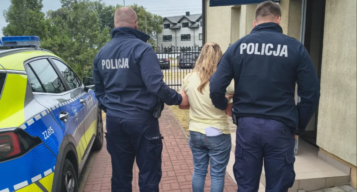 Policjanci z zatrzymaną 54-latką (fot. KPP w Nowym Dworze Mazowieckim)