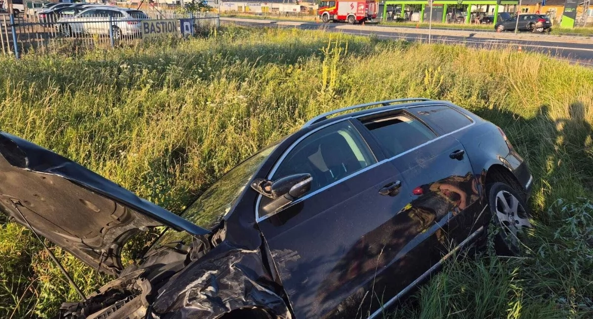 Wypadki drogowe, Groźna kolizja Volkswagen rowie sprawczyni stanie przed sądem - zdjęcie, fotografia