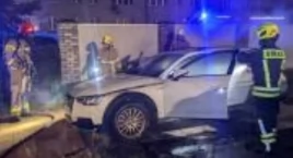 Zdjęcie dotyczy: Nowy Dwór Mazowiecki. Pożar Audi przy ulicy Bohaterów Modlina. Interweniowała straż pożarna i policja