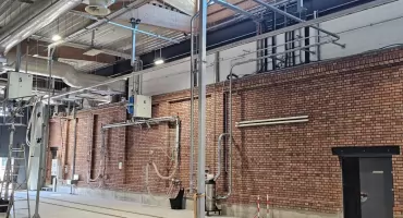Transport pneumatyczny czy mechaniczny – które rozwiązanie wybrać w przemyśle spożywczym i chemicznym?
