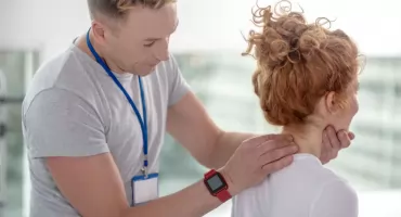 Skolioza, kifoza i lordoza – jak zwalczyć problemy z postawą ciała?