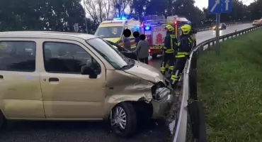 Nowy Dwór Mazowiecki. Kierowca osobowego Opla stracił panowanie nad pojazdem i na rondzie uderzył w bariery energochłonne. 11-letni pasażer trafił do szpitala