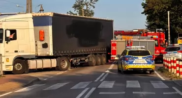 Nasielsk. Śmiertelne potrącenie pieszego przez auto ciężarowe na Warszawskiej (DW 632). Droga jest zablokowana
