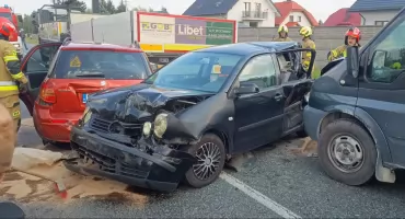 Nowy Dwór Mazowiecki. Zderzenie dwóch aut osobowych, busa i pojazdu ciężarowego na drodze krajowej nr 62