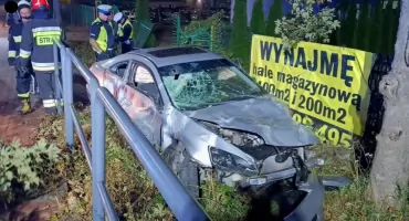 Pomiechówek. W Stanisławowie kierowca Hondy stracił panowanie nad autem, wypadł z drogi i uderzył w drzewo. Nieprzytomny 19-latek trafił do szpitala