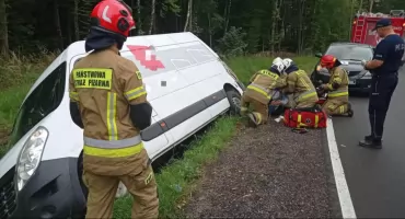 Zakroczym. Kierowca busa zjechał z jezdni i wpadł do rowu. 38-latek trafił do szpitala