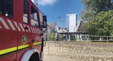 Nowy Dwór Mazowiecki. Dwie kobiety utknęły w windzie przy stacji kolejowej. Z pomocą przyszli strażacy ochotnicy