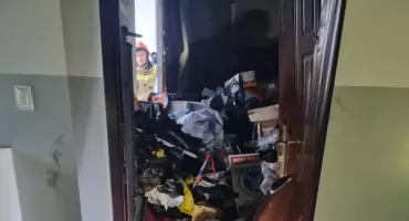 Nasielsk. Pożar w mieszkaniu budynku wielorodzinnego w Chrcynnie. Strażacy wyważyli drzwi, żeby dostać się do lokalu