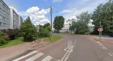 Nowy Dwór Mazowiecki. Stop kałużom na skrzyżowaniu Inżynierskiej, Chemików i Kusocińskiego. Jeszcze w tym roku powstanie tam ogród deszczowy!