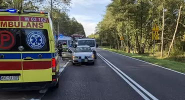 Czosnów. Zderzenie dwóch aut na drodze wojewódzkiej nr 579 w Sowiej Woli. Jedna osoba trafiła do szpitala