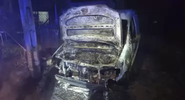 Zakroczym. Nocny pożar samochodu przy Parowej Okólnej. Interweniowała straż pożarna i policja
