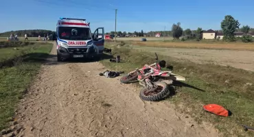 Nasielsk. Zderzenie motocyklisty z krową w Aleksandrowie. Mężczyzna został przetransportowany śmigłowcem LPR do szpitala