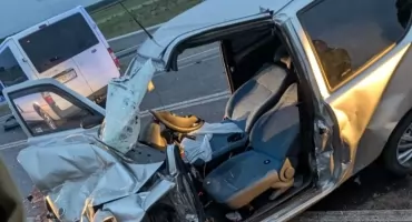 Zakroczym. Czołowe zderzenie busa i auta osobowego na wiadukcie w ciągu ulicy Doranta nad trasą  S7. Dwie osoby trafiły do szpitala