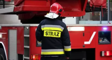 Nowy Dwór Mazowiecki. Pożar drewna na posesji przy Sukiennej. Sąsiadka przygasiła ogień przed przyjazdem strażaków