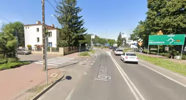 Nowy Dwór Mazowiecki. Zderzenie rowerzystki z samochodem osobowym na skrzyżowaniu Paderewskiego i Partyzantów. Kobieta trafiła do szpitala