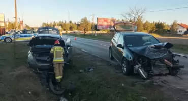 Nasielsk. Czołowe zderzenie toyoty i volkswagena na drodze wojewódzkiej nr 571