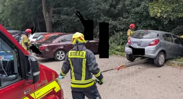 Nowy Dwór Mazowiecki. Zderzenie dwóch aut na Obwodowej. W wyniku kolizji jedno z aut wpadło do rowu