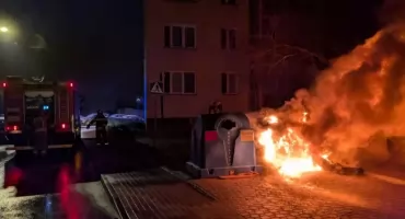 Nowy Dwór Mazowiecki. Nocny Pożar kontenerów na odpady w altanie śmietnikowej przy Bohaterów Modlina. Na miejscu interweniowała straż pożarna