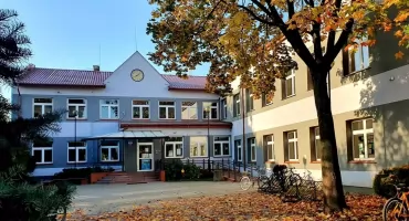 Czosnów. Plac zabaw przy Szkole Podstawowej w Łomnie zostanie przebudowy i zyska siłownię plenerową. Poszukiwany jest wykonawca zaplanowanych prac