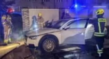 Nowy Dwór Mazowiecki. Pożar Audi przy ulicy Bohaterów Modlina. Interweniowała straż pożarna i policja