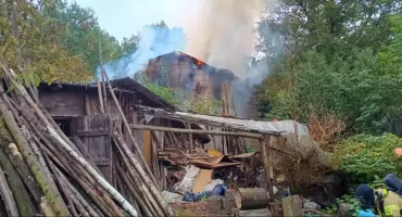 Pomiechówek. Pożar budynku mieszkalnego w Wymysłach. Z ogniem walczy sześć zastępów straży pożarnej
