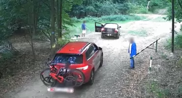 Skrót przez las, czy „skrót” do mandatu – Kampinoski Park Narodowy zaostrza walkę z kierowcami łamiącymi przepisy 