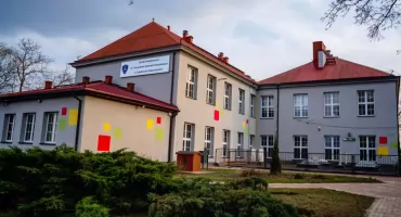 Czosnów. Wybrano firmę, która zbuduje boisko wielofunkcyjne przy Szkole Podstawowej w Cząstkowie Mazowieckim. Inwestycja będzie kosztować ponad 360 tys. zł
