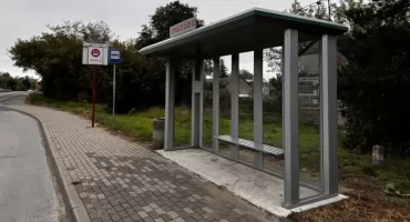 Czosnów. Dwie nowe wiaty przystankowe w Cybulicach Dużych przy ul. Spacerowej i Wspólnej