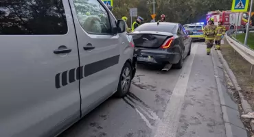 Nowy Dwór Mazowiecki. Kolizja peugeota i jaguara przy Wojska Polskiego