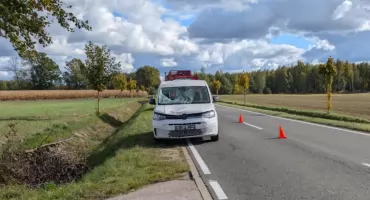 Nasielsk. Potrącenie rowerzysty na DW 622 w Jaskółowie. Kierowca jednośladu trafił do szpitala (aktualizacja)