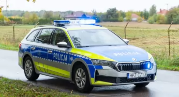 Pomiechówek. W Wymysłach na łuku drogi kierowca Toyoty zjechał z jezdni i uderzył w bariery. 20-latek nie posiadał uprawnień do kierowania