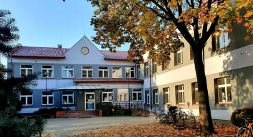 Czosnów. Przetarg na plac zabaw i siłownię przy SP w Łomnie unieważniony. Jedyna oferta zbyt wysoka