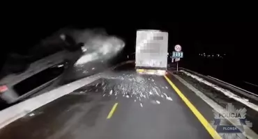Groźny wypadek na S7 w rejonie Michałówka. Auto przekoziołkowało przez bariery