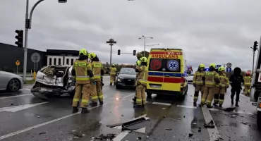 Czosnów. Zderzenie dostawczaka i dwóch aut osobowych w Palmirach na trasie S7. Jedna osoba trafiła do szpitala