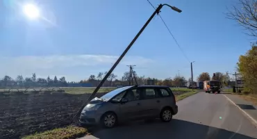 Czosnów. Latarnia złamała się jak zapałka i zawisła nad samochodem. Kierowca Citroena ukarany mandatem