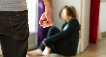Zakroczym. Trzymiesięczny areszt tymczasowy dla 58-latka, który znęcał się nad żoną. Agresorowi grozi kara do 8 lat więzienia