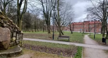 Nowy Dwór Mazowiecki. Uszkodzone drzewo zagrażało bezpieczeństwu publicznemu w Parku Trzech Kultur przy Ledóchowskiego. Strażacy wycięli drzewo