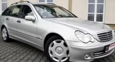 Motoryzacyjna gratka w Nowym Dworze Mazowieckim! Mercedes i Ford czekają na nowych właścicieli. Wcześniej korzystali z nich urzędnicy z nowodworskiego starostwa  