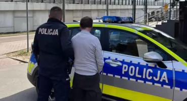 Alimenciarz zatrzymany po powrocie do kraju. Ukrywał się przed policją w łazience