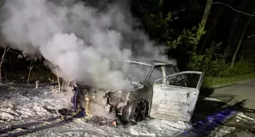 Czosnów. Pożar Lexusa na ulicy Długiej w Kazuniu Polskim. Pomimo interwencji straży pożarnej auto spłonęło doszczętnie