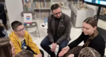 Nowy Dwór Mazowiecki. Młodzi mają głos. Burmistrz Sosiński wraca do rozmów z młodzieżą. Drugie otwarte spotkanie z włodarzem już w tą środę w bibliotece